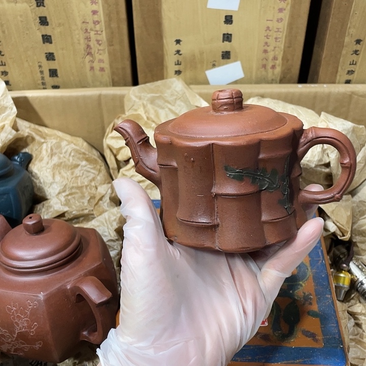 茶壶紫砂原矿泥料手工制作的一把紫砂壶。