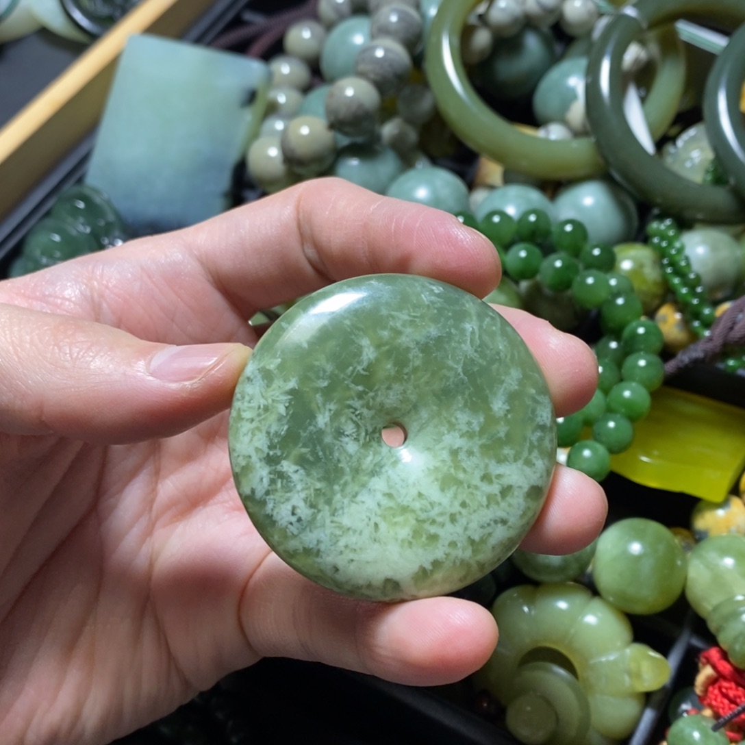 蛇纹石玉未镶嵌颈饰