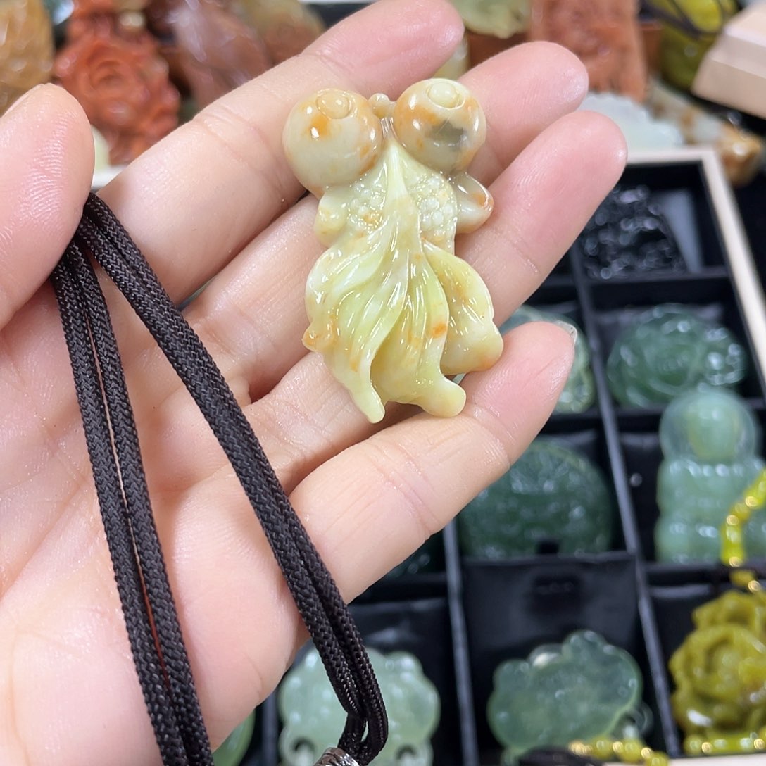 蛇纹石玉颈饰未镶嵌