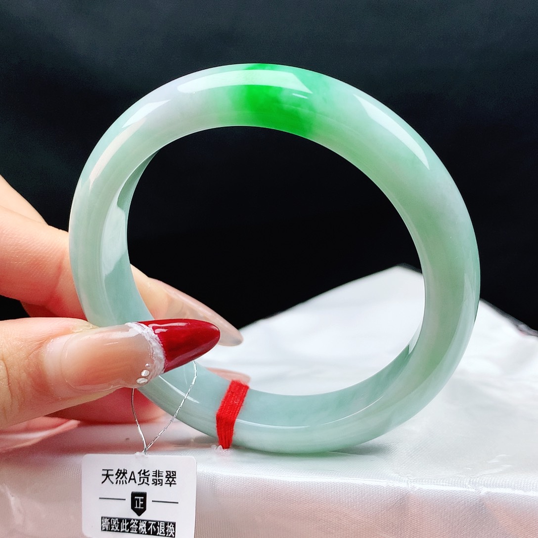 翡翠手镯未镶嵌55圈