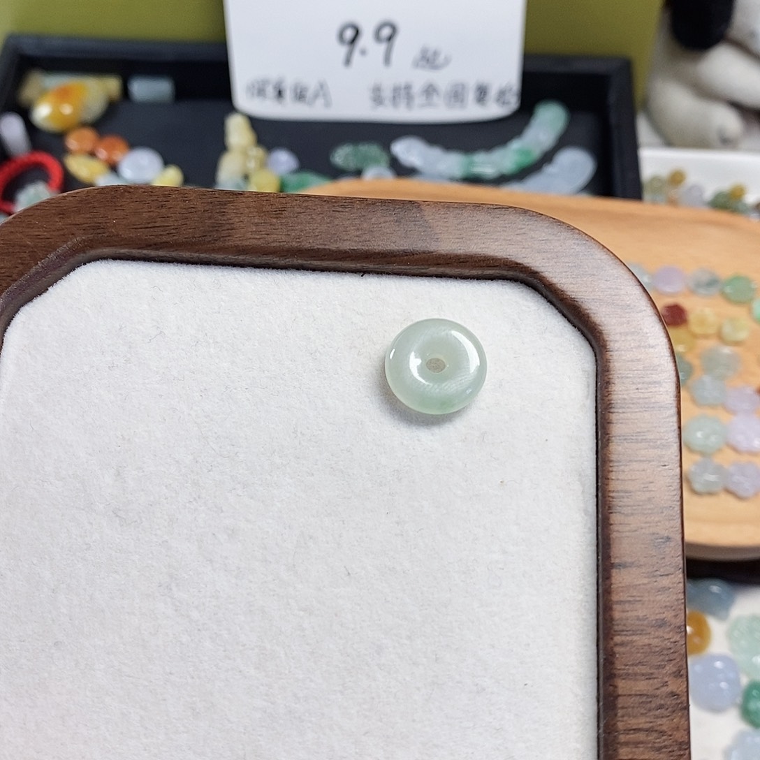 冬****翡翠未镶嵌颈饰小滴溜