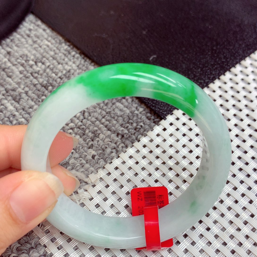 翡翠手镯未镶嵌缅甸