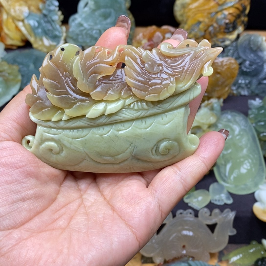 蛇纹石玉颈饰未镶嵌