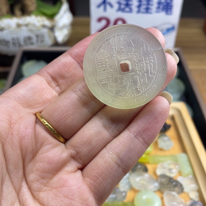 一***杨蛇纹石玉未镶嵌颈饰