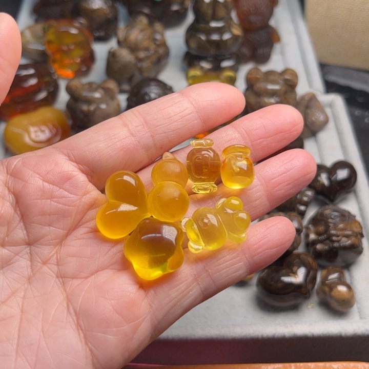 琥珀未镶嵌颈饰蜜蜡