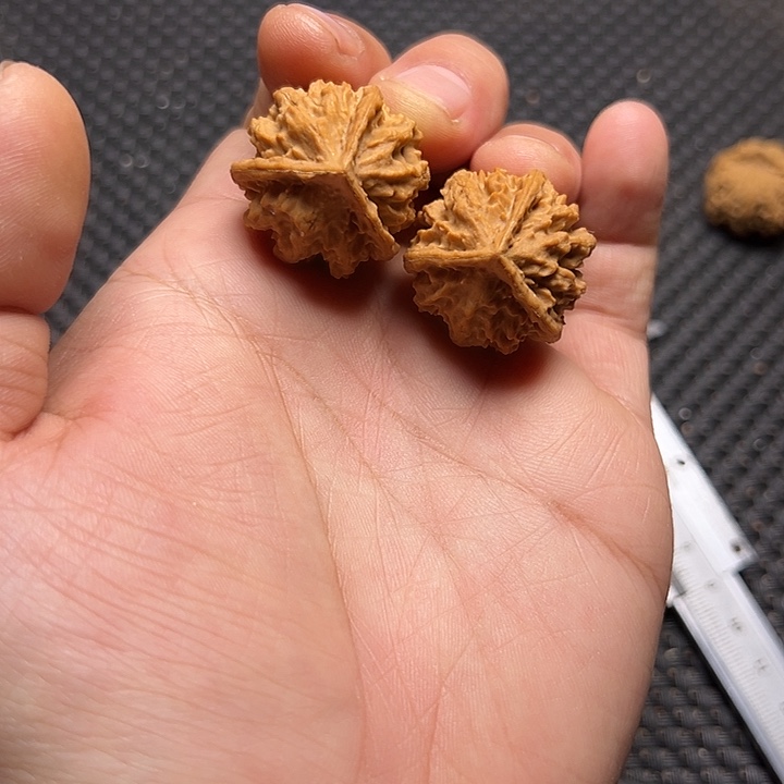 文玩核桃吊坠三棱