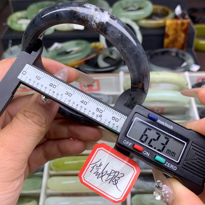 蛇纹石玉未镶嵌手镯500