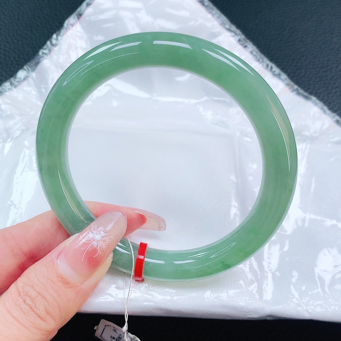 翡翠手镯未镶嵌56圈