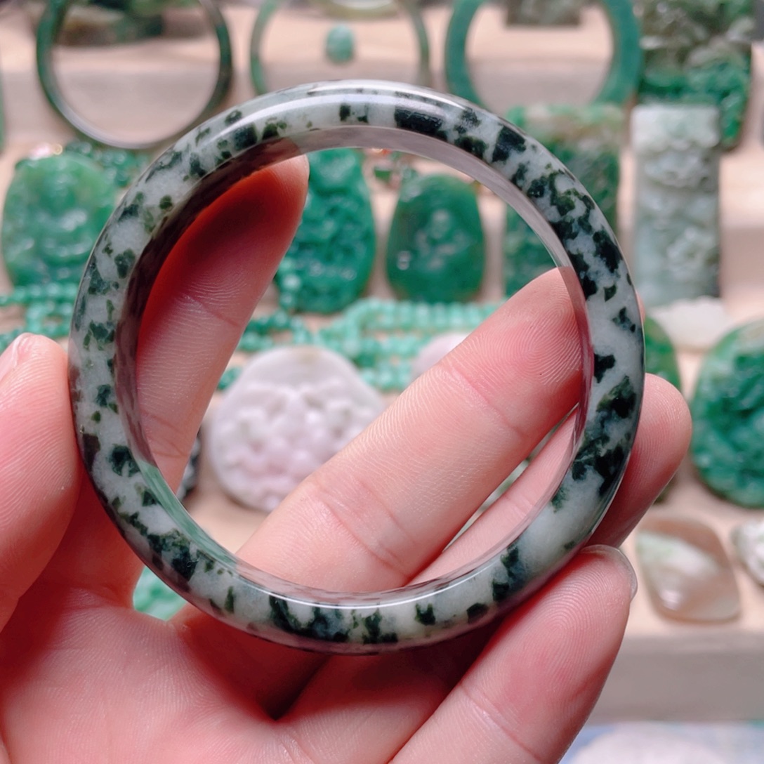 独山玉未镶嵌手镯