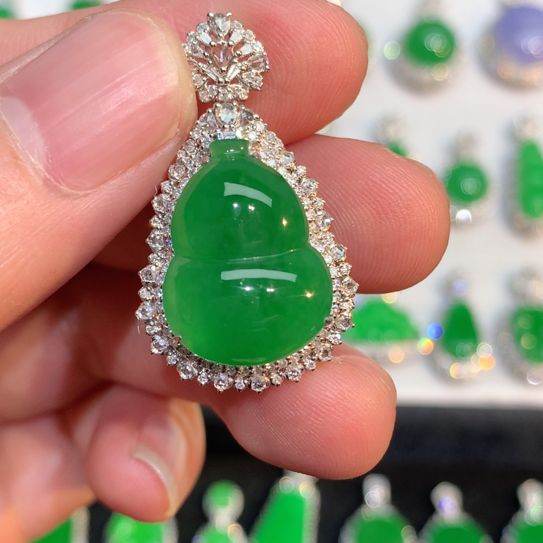 翡翠颈饰18K金镶嵌l***?翡翠