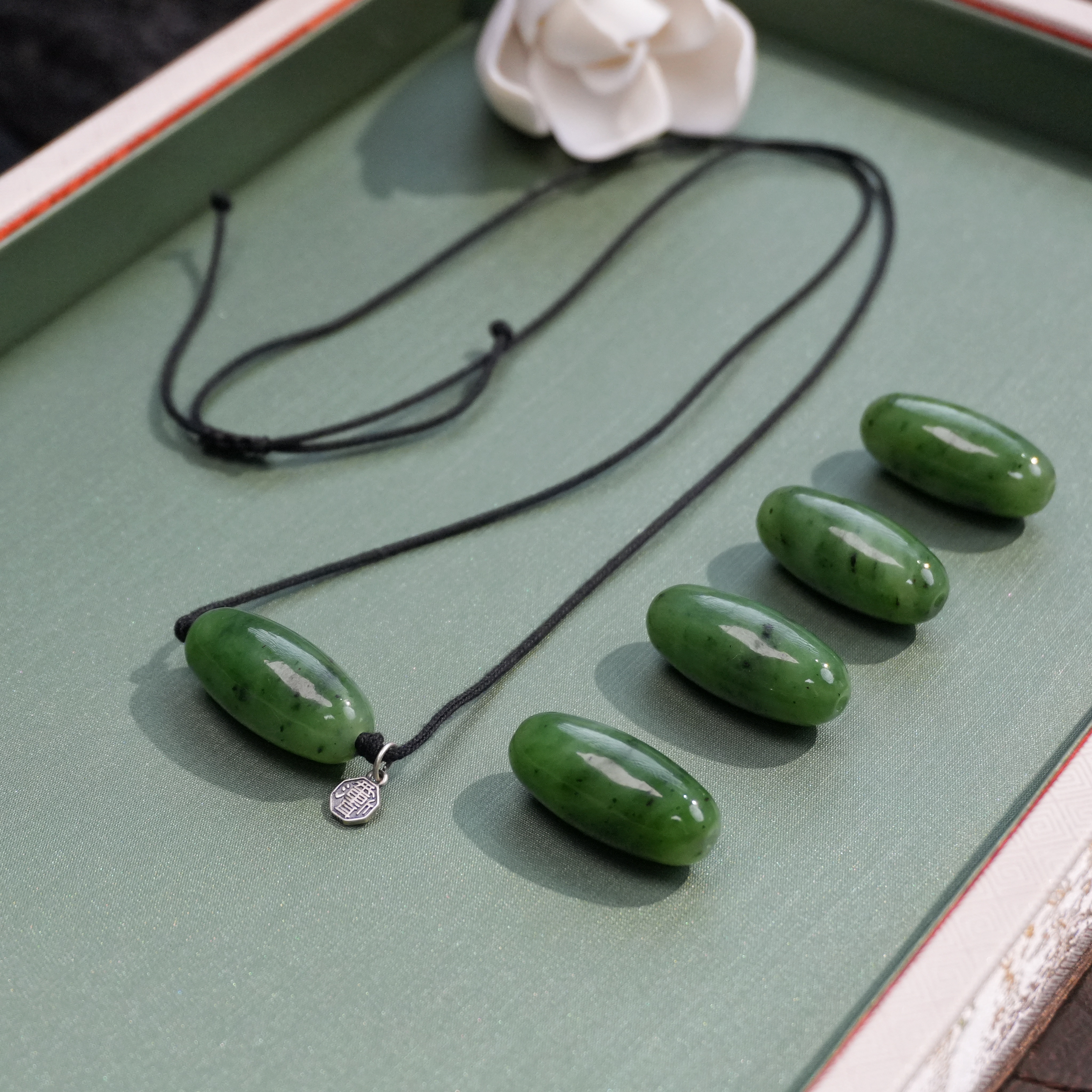 A1685 和田玉银925镶嵌 俄料碧玉桶珠黑绳颈饰多样性发一30x14