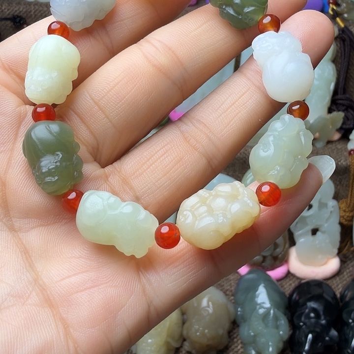 人***己和田玉（糖玉）未镶嵌颈饰