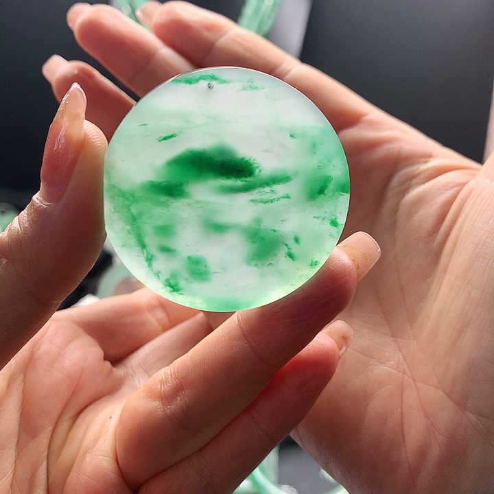 石英质玉吊坠未镶嵌五**?