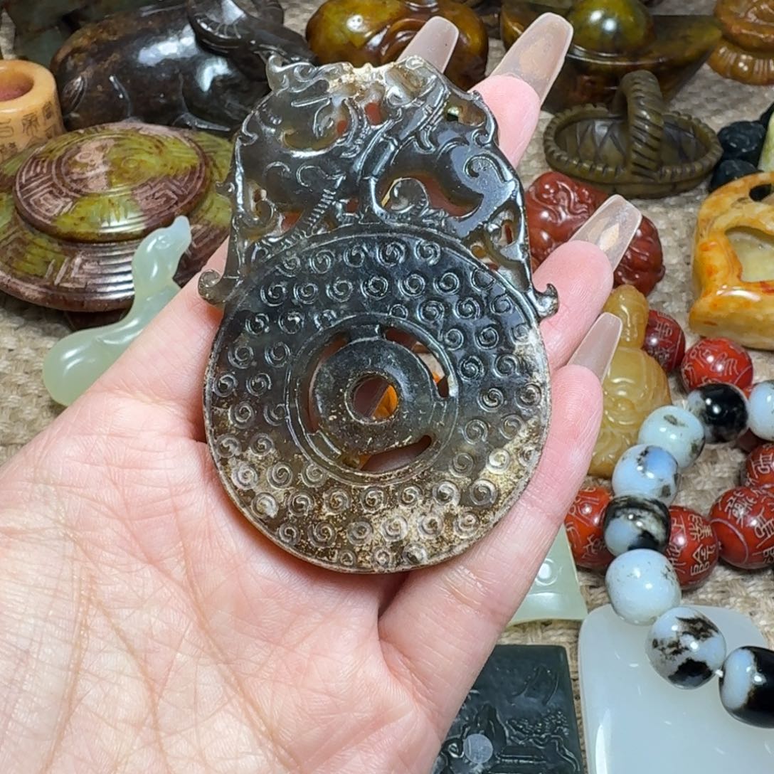 蛇纹石玉未镶嵌颈饰