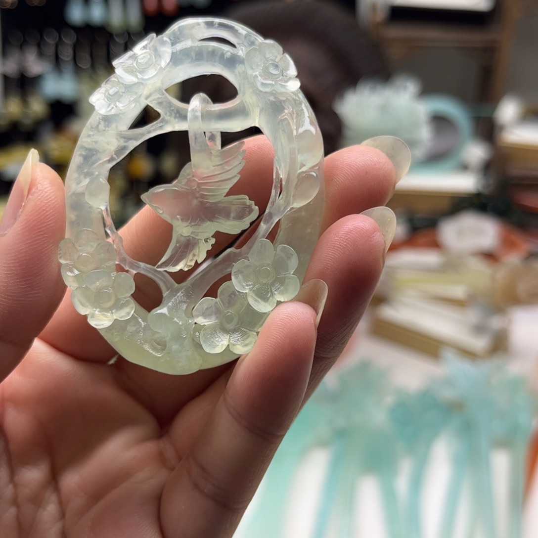 蛇纹石玉颈饰合金