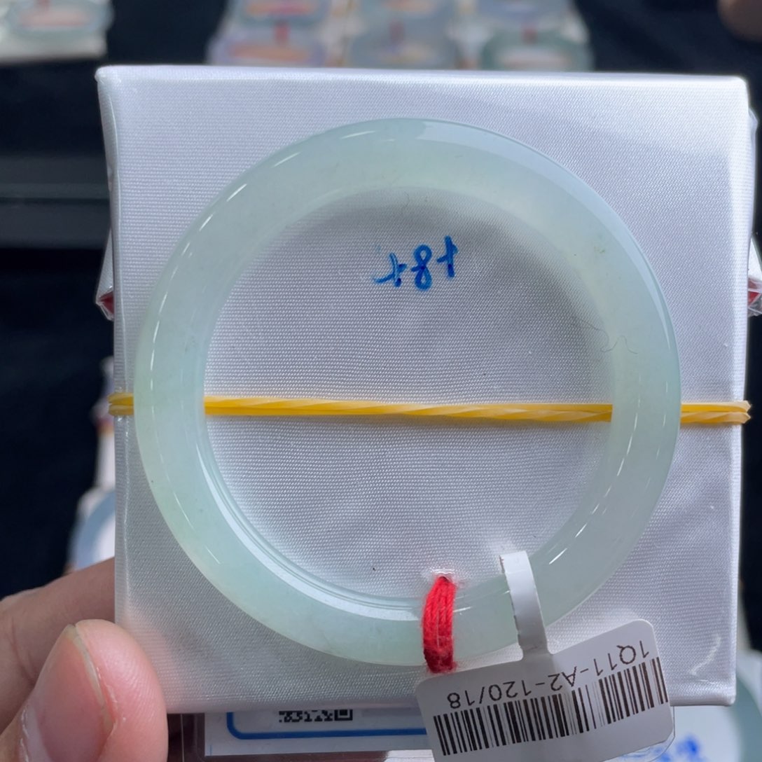 翡翠手镯未镶嵌翡翠手镯