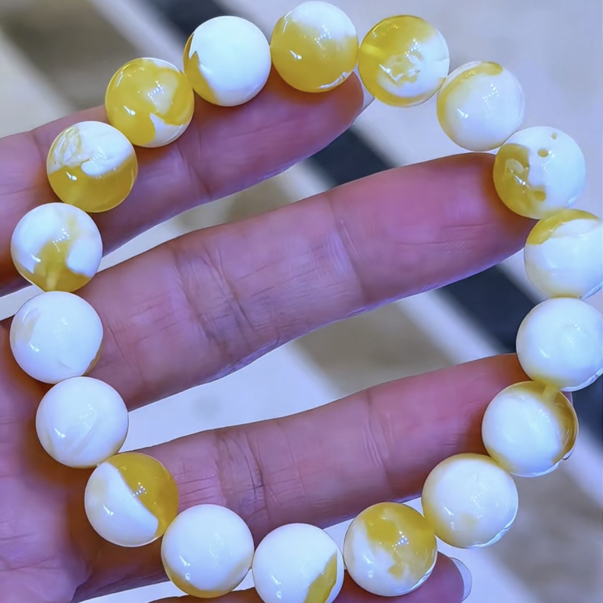 11+金磁白蜜蜡圆珠手串
