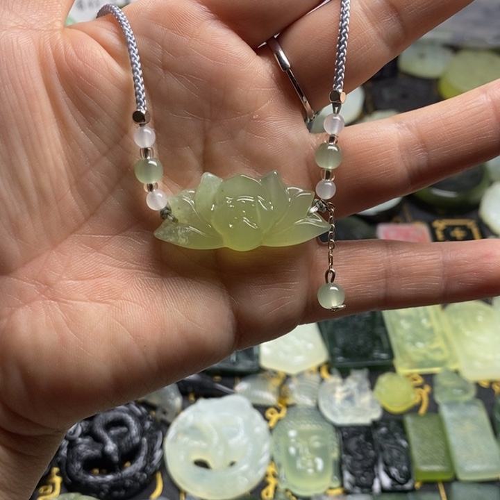 蛇纹石玉颈饰合金