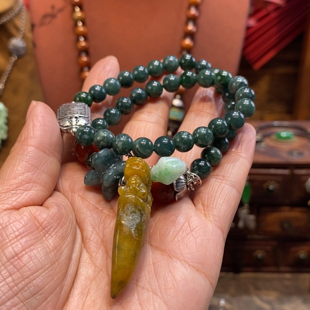 翡翠吊坠(赠链)未镶嵌