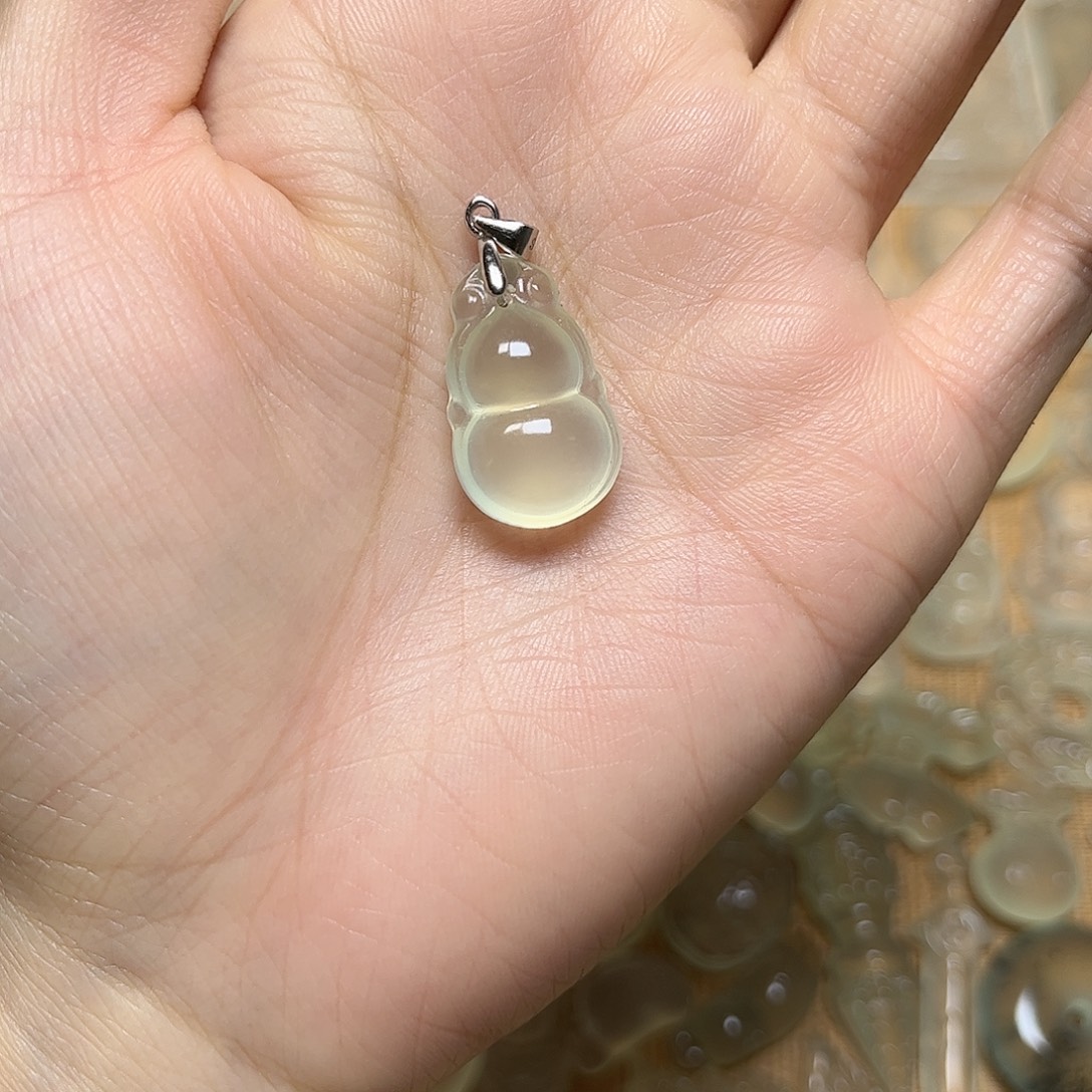 豆***菜未镶嵌岫玉颈饰吊坠