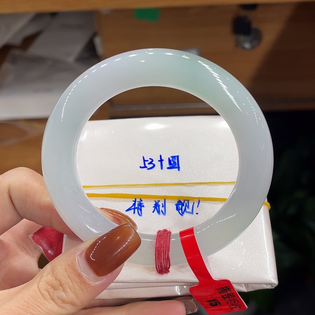 翡翠手镯未镶嵌天然翡翠