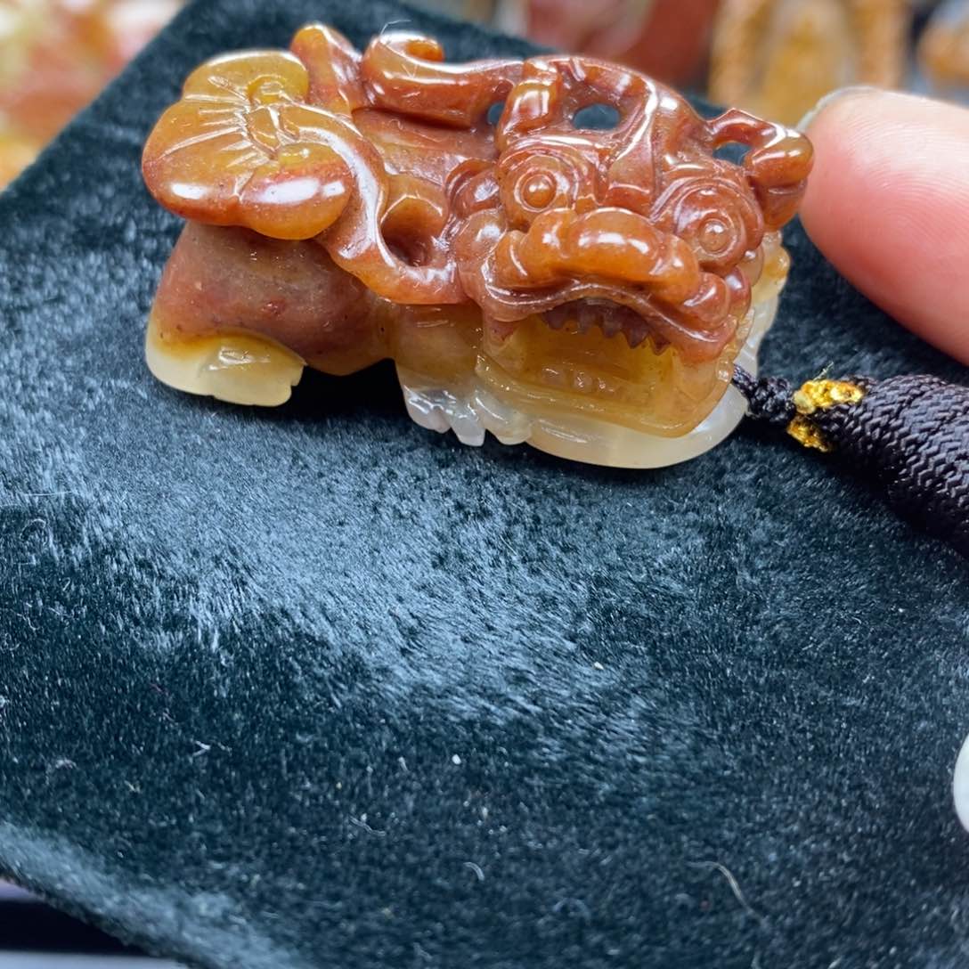 未镶嵌石英质玉（黄龙玉）颈饰