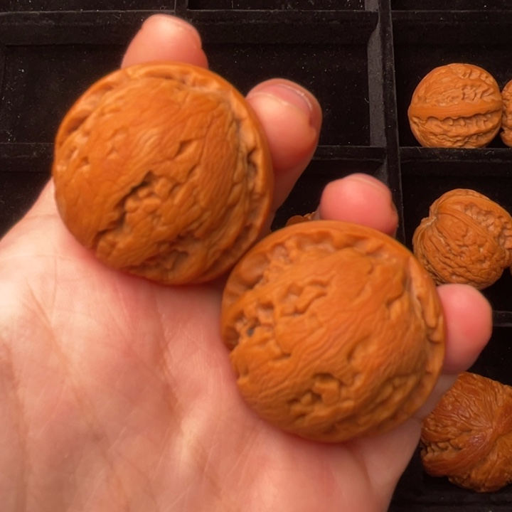 文玩核桃把件秦岭野生文玩核桃