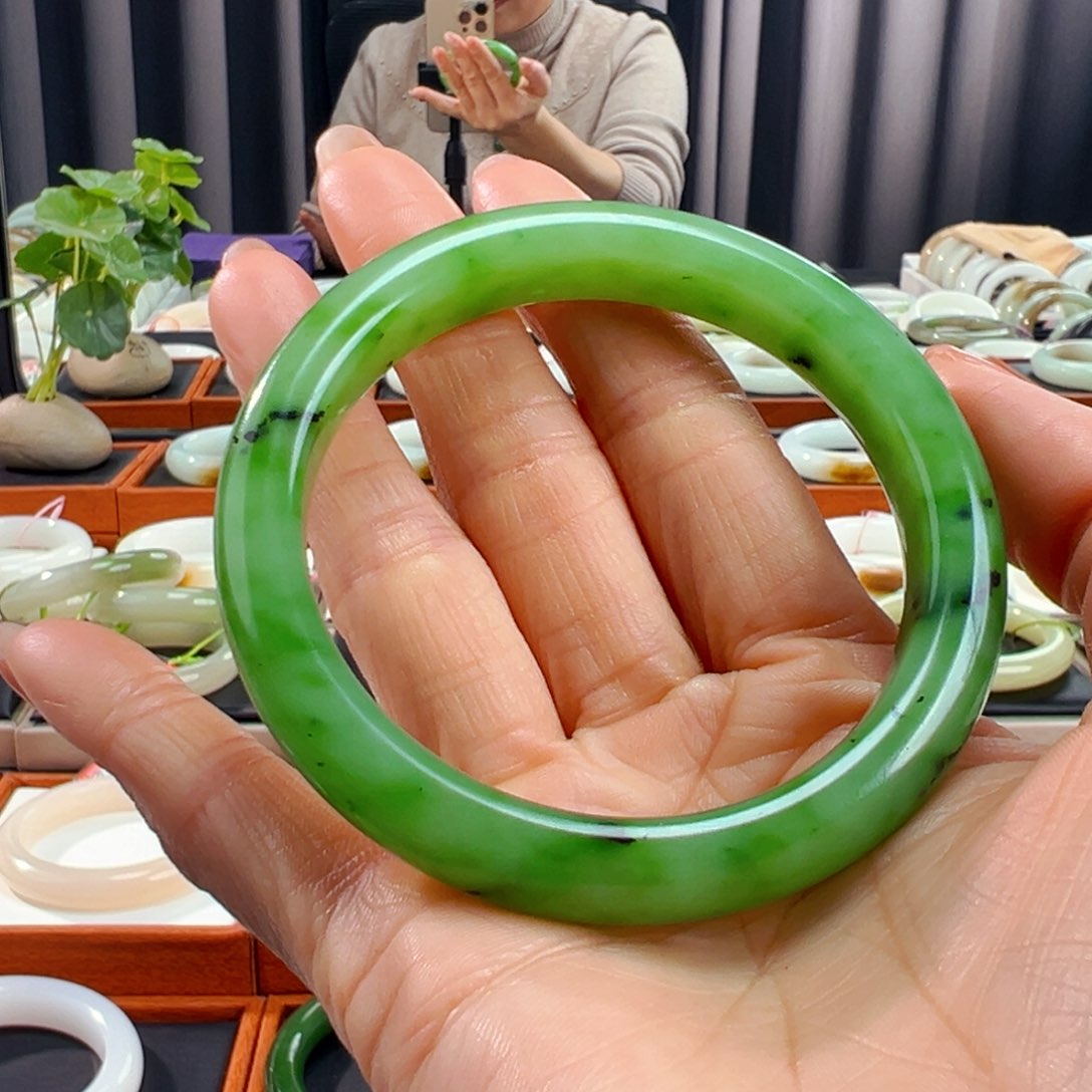 和田玉碧玉果绿手镯卡61未镶嵌