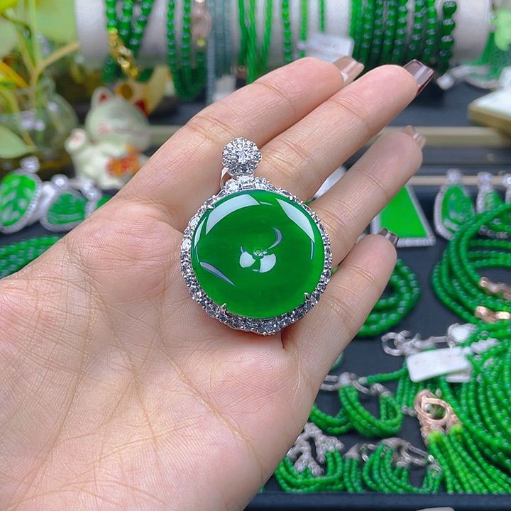 翡翠颈饰未镶嵌海**爸平安扣