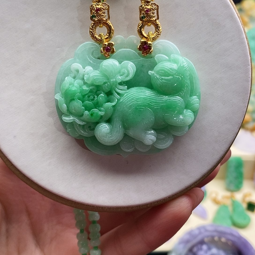 翡翠未镶嵌吊坠(赠链)