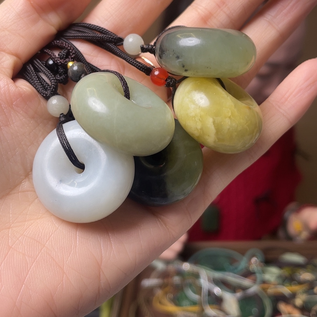 小****和田玉（糖玉）未镶嵌颈饰