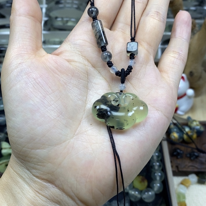 蛇纹石玉未镶嵌颈饰