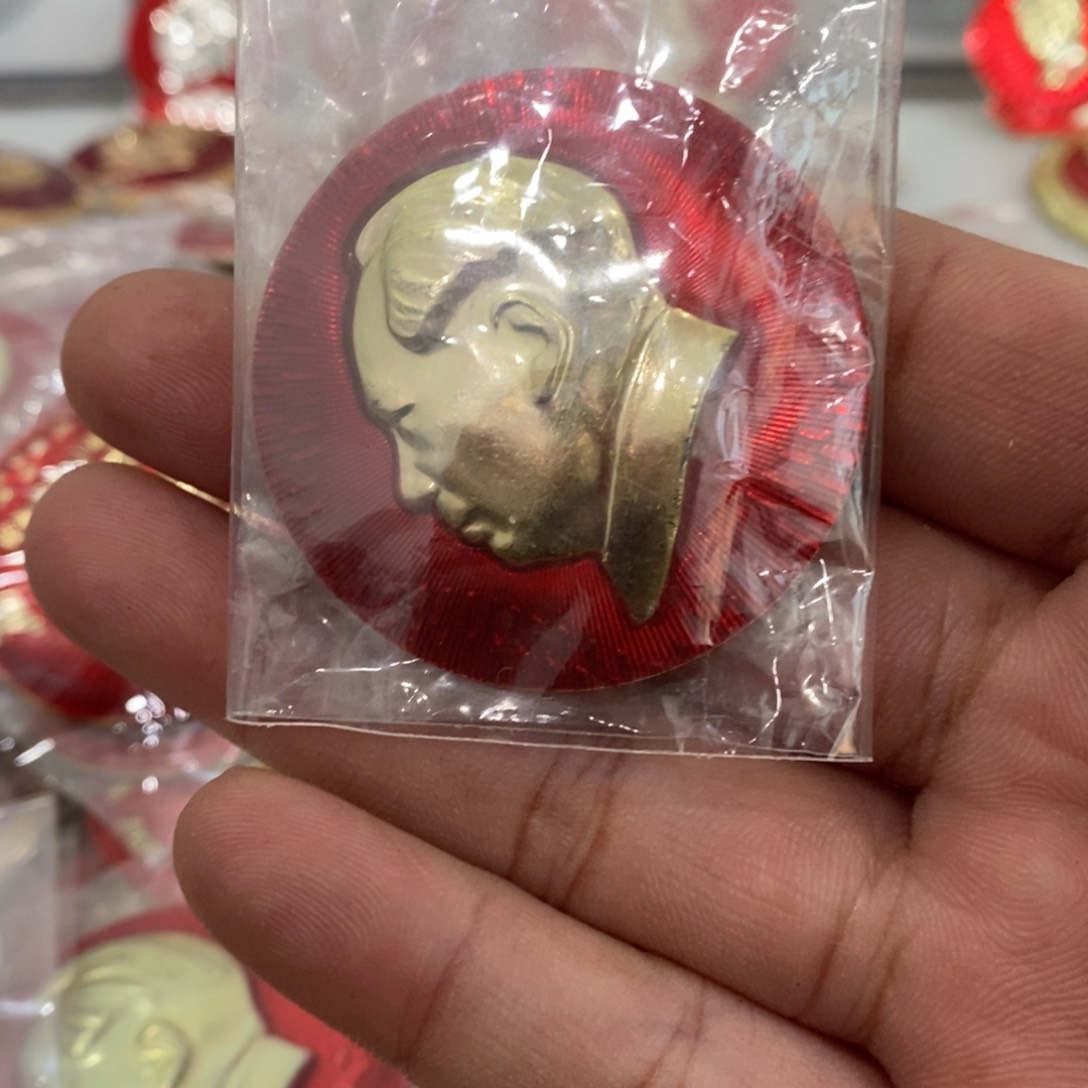 铝牛红色纪念章文像