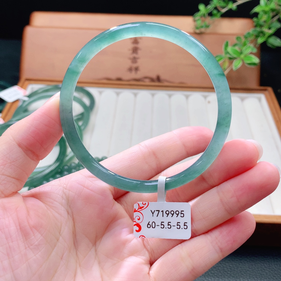 未镶嵌手镯（圆镯）翡翠