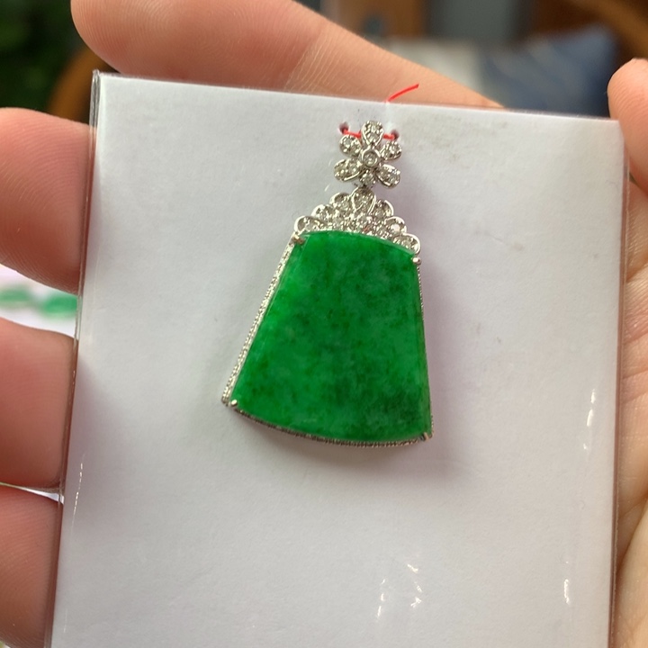 翡翠18K金镶嵌颈饰翡翠吊坠