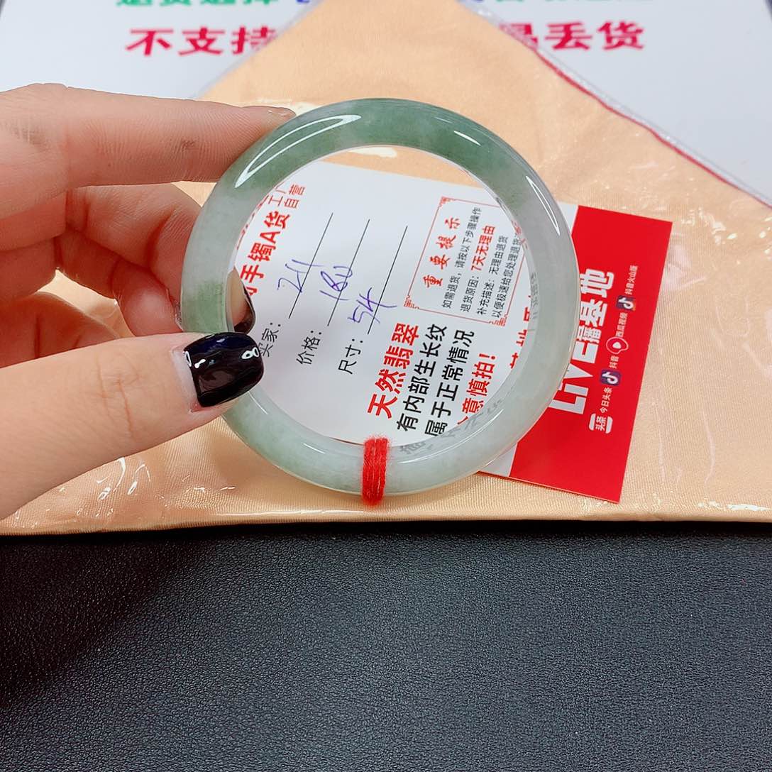 翡翠手镯未镶嵌翡翠