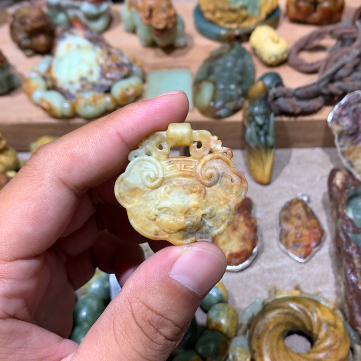 未镶嵌岫岩河磨玉（透闪石质玉）把件