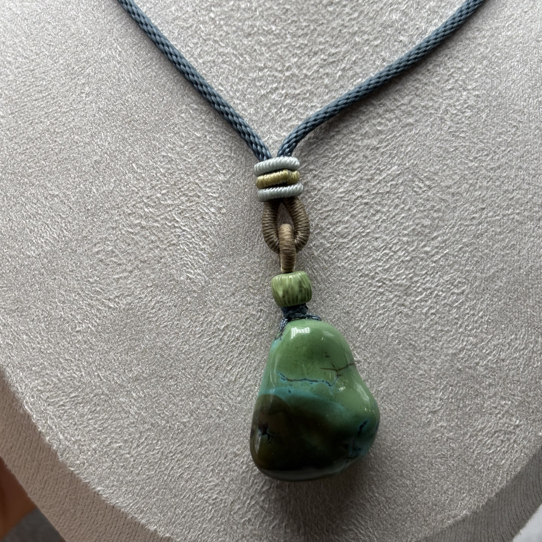 原矿绿松石高瓷精雕特色水波纹吊坠