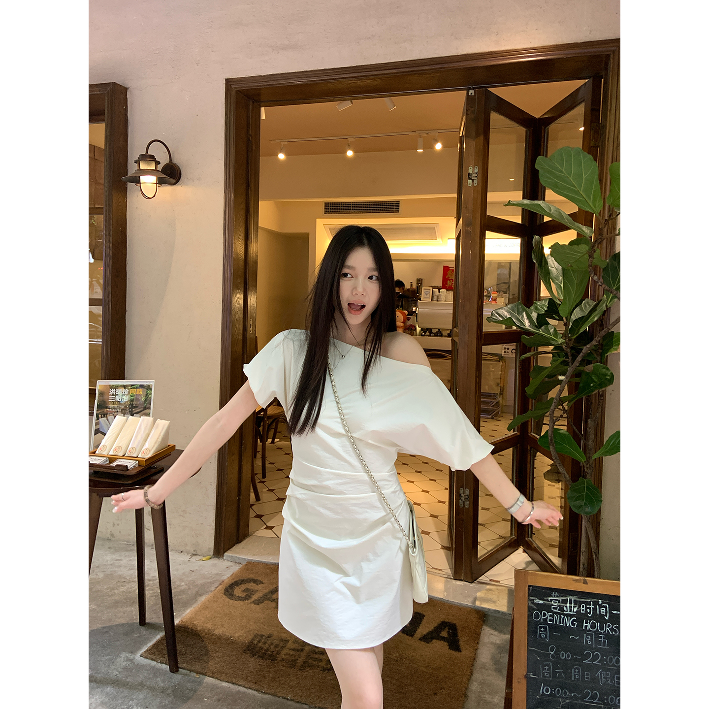 王少女的店【现现】杏色斜肩泡泡袖连衣裙夏季显瘦短裙子 L34916S52