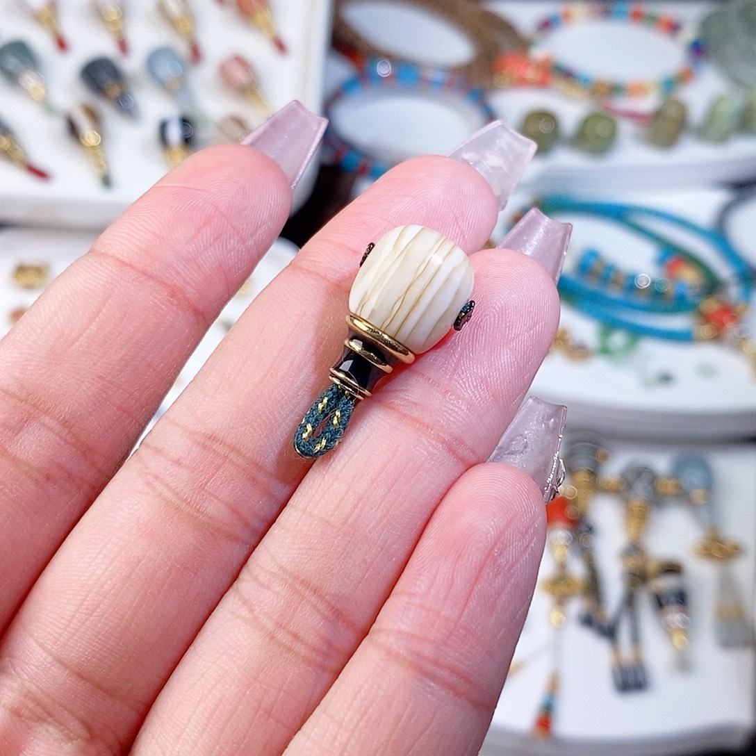 玛瑙/玉髓18K金镶嵌颈饰对孔10.7