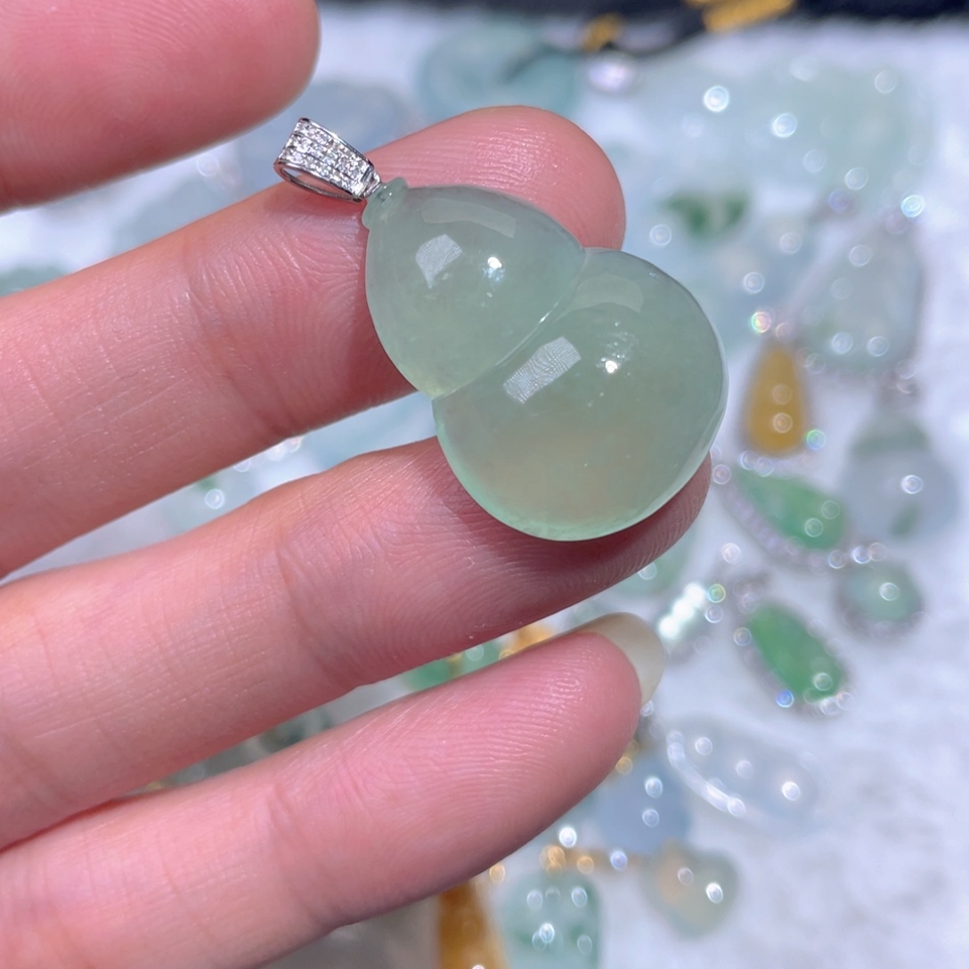 翡翠18K金镶嵌颈饰翡翠