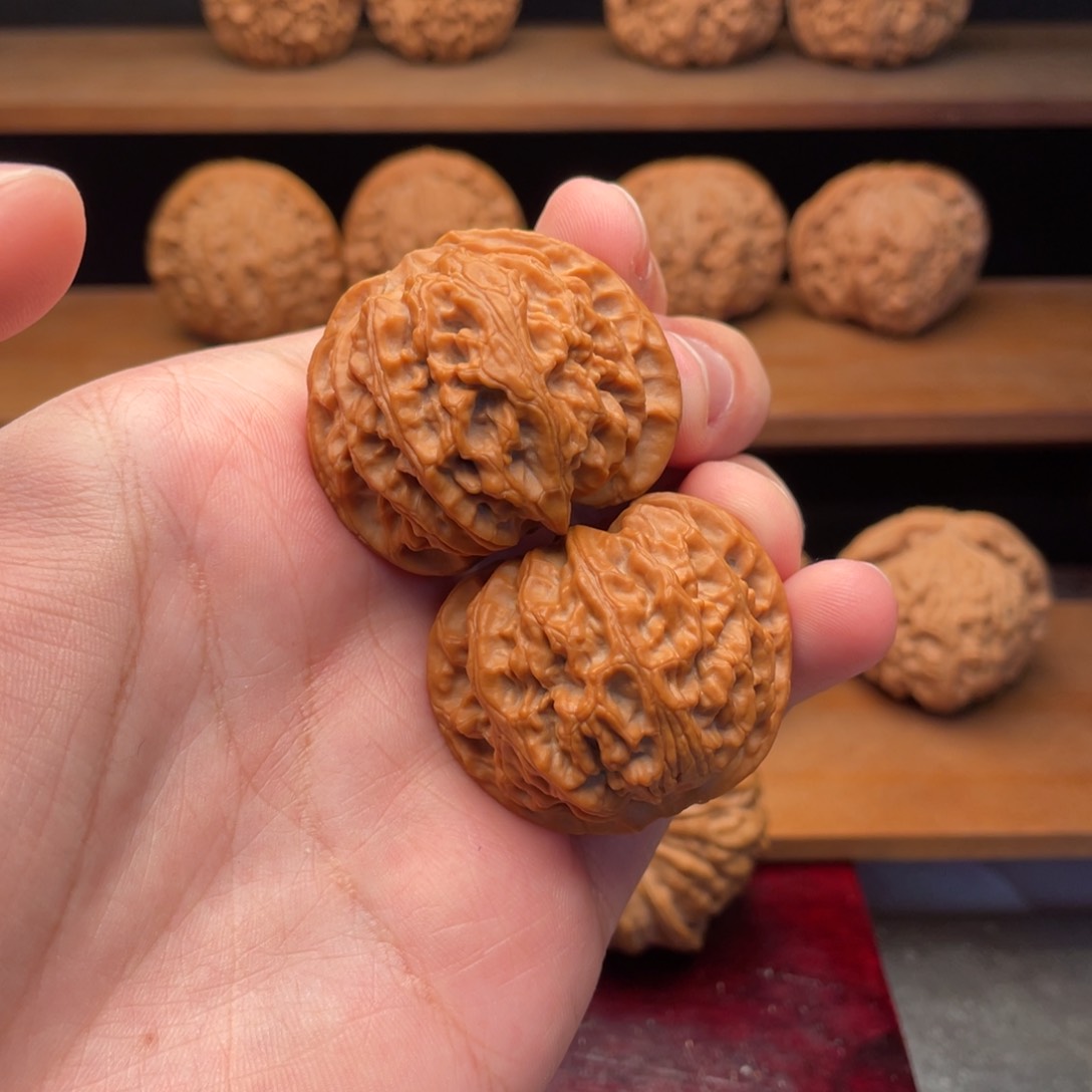 文玩核桃把件39圆润红皮精配苹果园