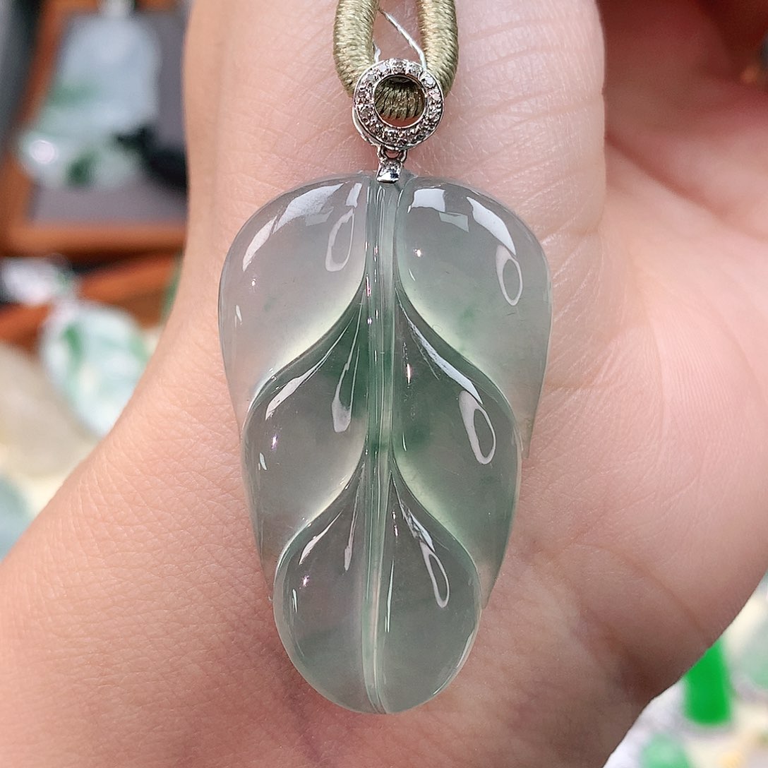颈饰18K金镶嵌翡翠叶子