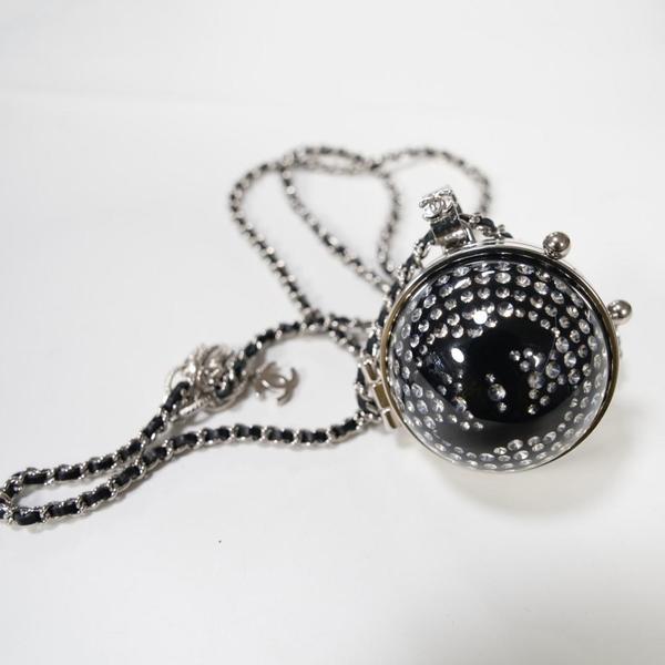 Chanel 闪钻亚克力球吊坠项链