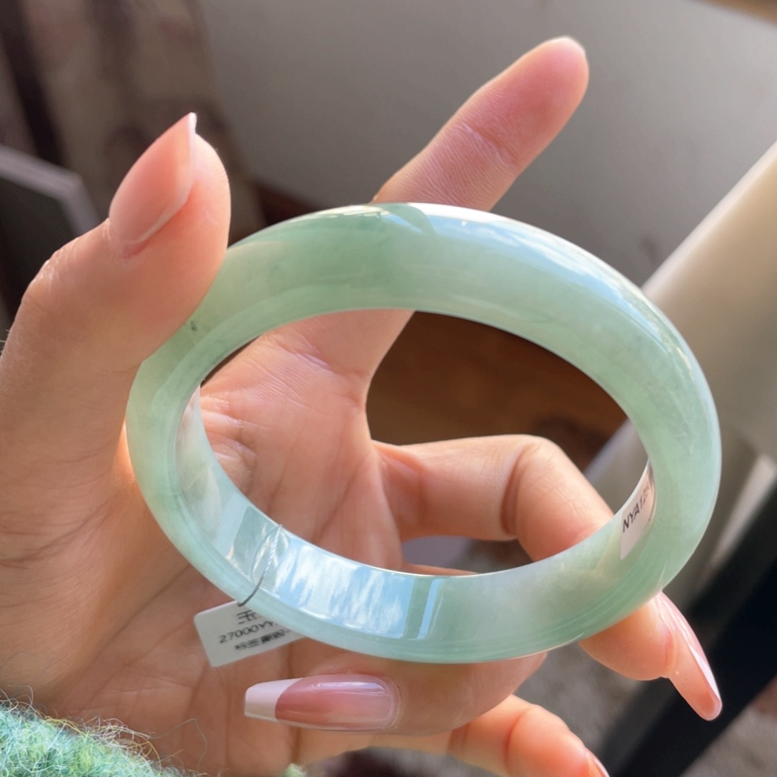 翡翠手镯未镶嵌绿底