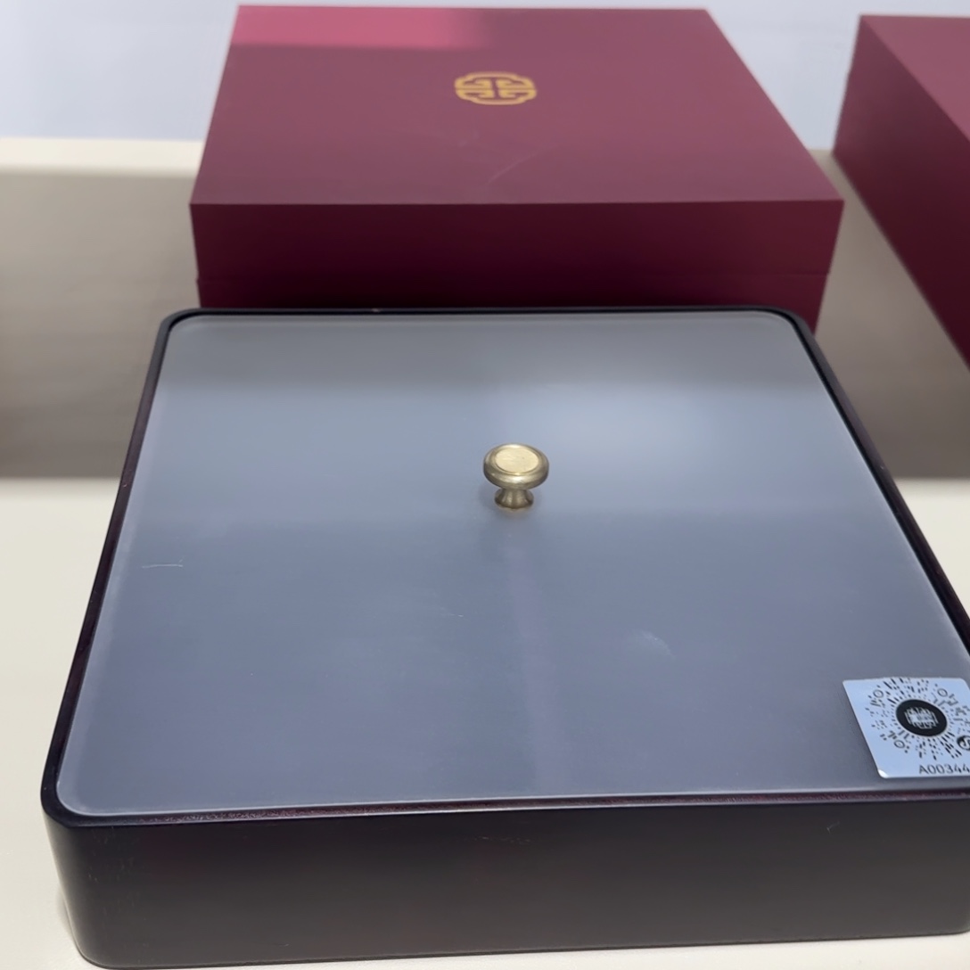 硕***累端景台紫檀木类血檀干果盒