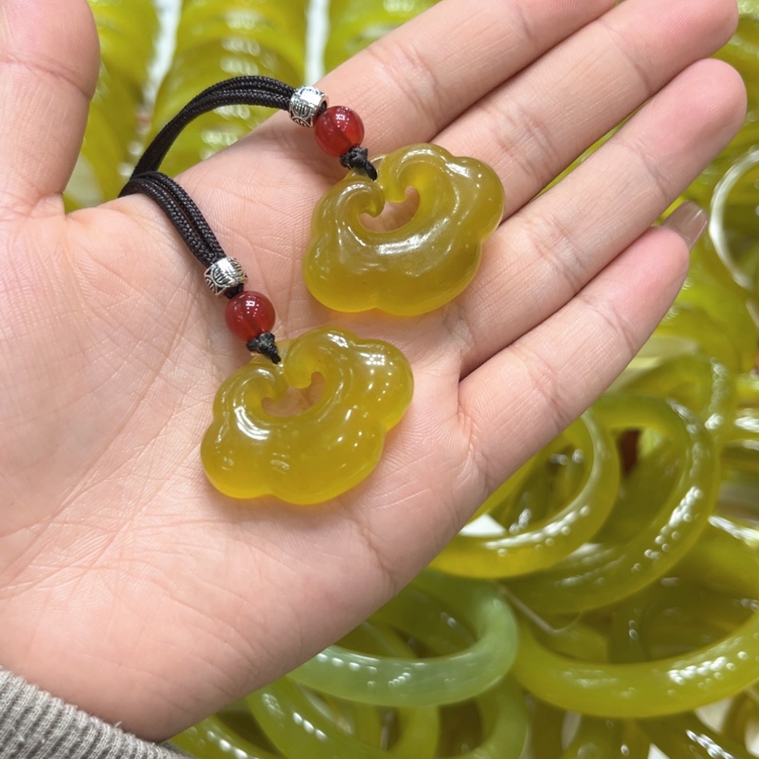 蛇纹石玉颈饰未镶嵌