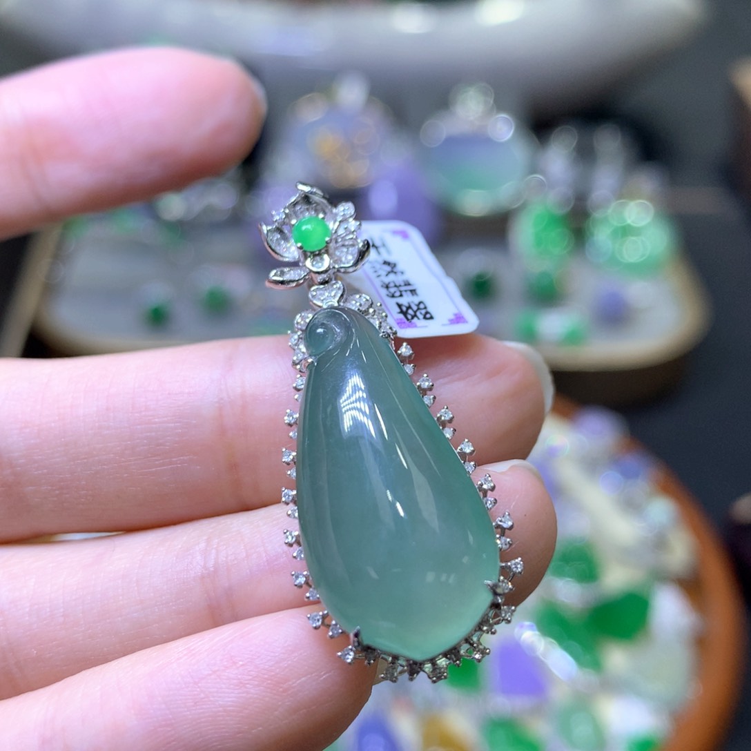 【闪购商品】翡翠颈饰18K金镶嵌翡翠吊坠项链