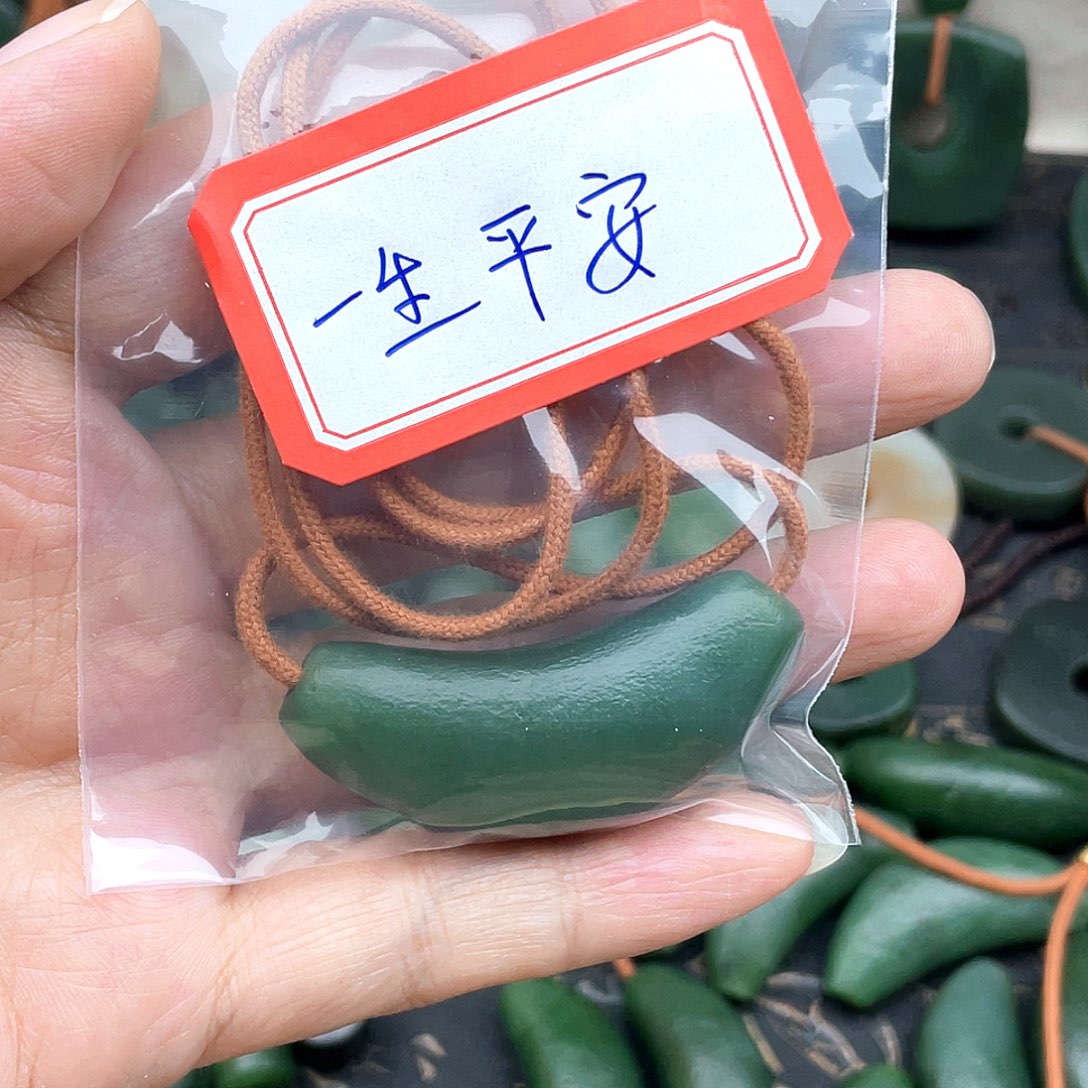 颈饰未镶嵌和田玉（糖玉）一***?