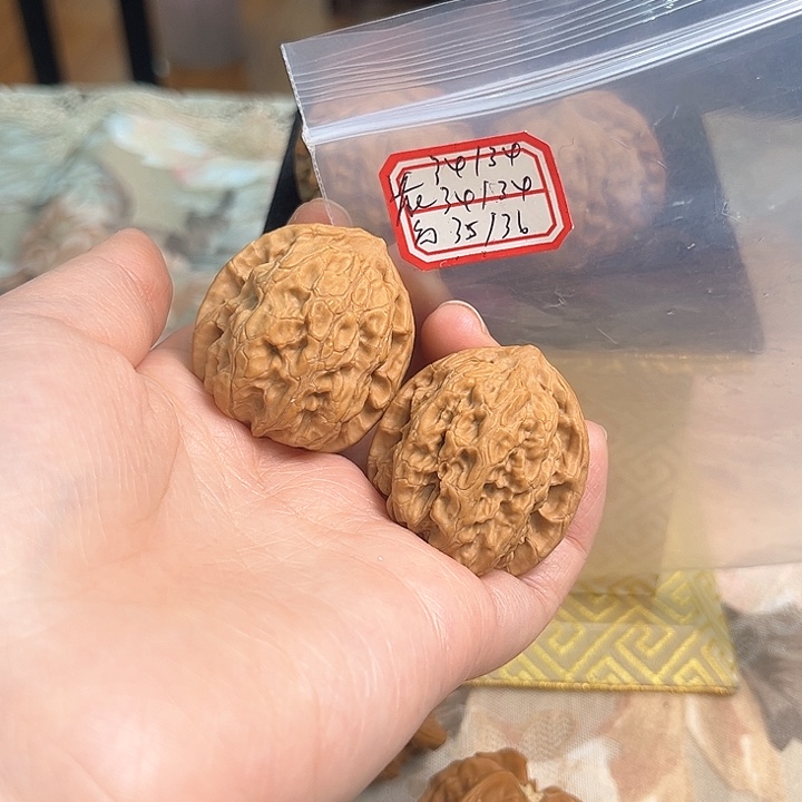 文玩核桃把件梨木台